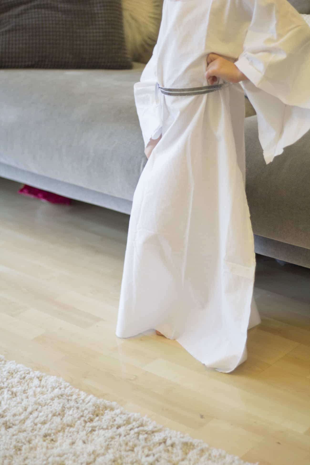 homemade princess leia costume - made out of a white bedsheet and silver ribbon - no sew tutorial.