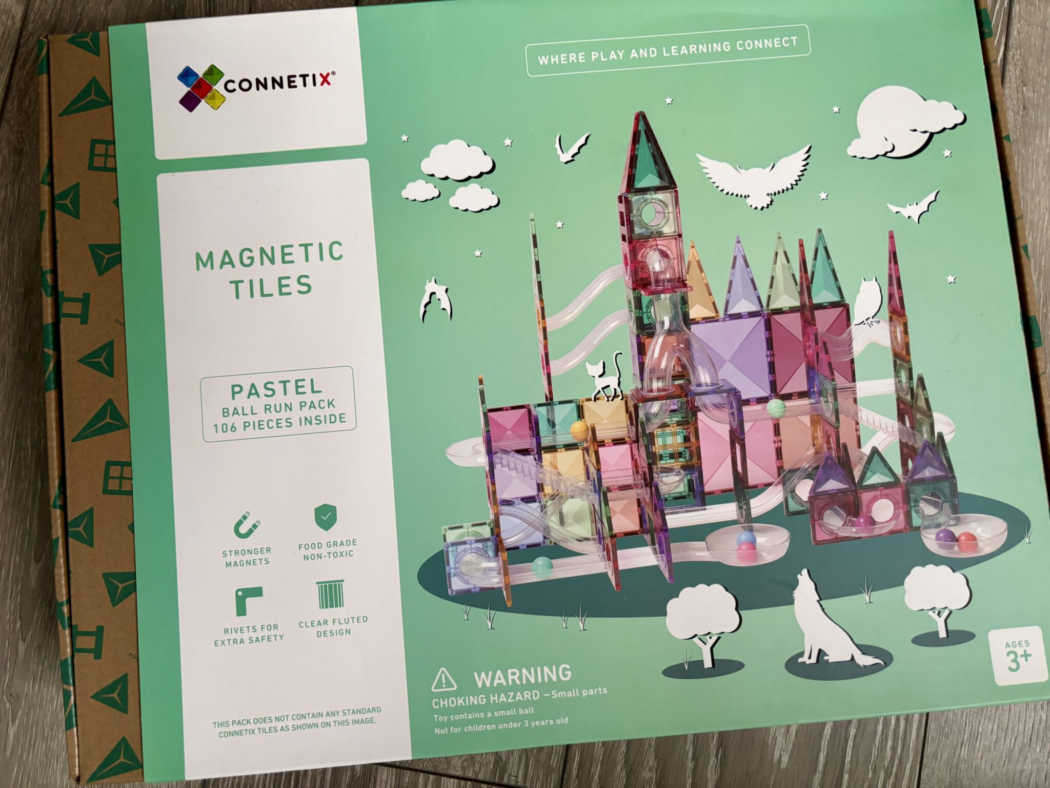 A box of magnetic tiles with a picture of a castle.